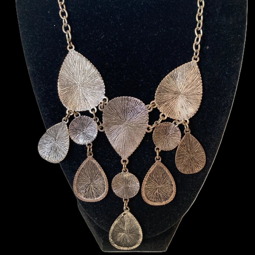 Bib Necklace Silvertone W/Cascade Embossed Medallion Plates on Chain preloved - Picture 3 of 6
